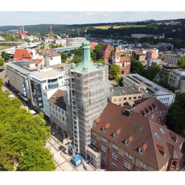 Luftbild / Drohnenaufnahme des komplett eingerüsteten Bezirksamtsturms Pforzheim – Spezialgerüstbau in großer Höhe durch Otto Wolf