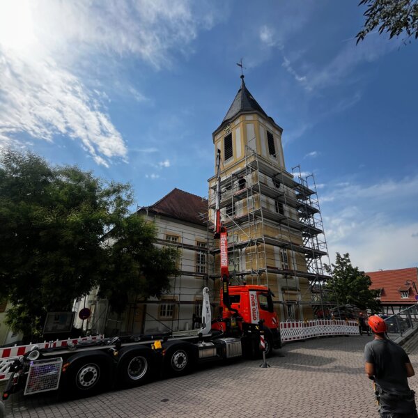 Laufender Gerüstaufbau an der Kirche in Ispringen – Einrüstung historischer Sakralbauten im Enzkreis durch Otto Wolf