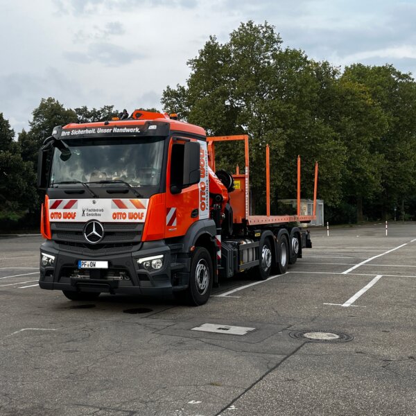 Neuer Mercedes-Benz LKW mit 26mt Ladekran und 20t Abrollkipper – Schwerlastlogistik und Kranarbeiten von Otto Wolf Pforzheim