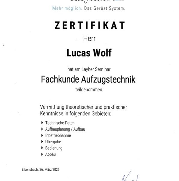 Zertifikat Fachkunde Aufzugtechnik von Layher für Lucas Wolf – Nachweis für sichere Montage und Betrieb von Bauaufzügen bei Otto Wolf Pforzheim