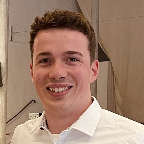 "Portrait von Lucas Wolf – Geschäftsführer von Otto Wolf Gerüstbau Pforzheim. Unternehmerische Verantwortung und moderne Führung.