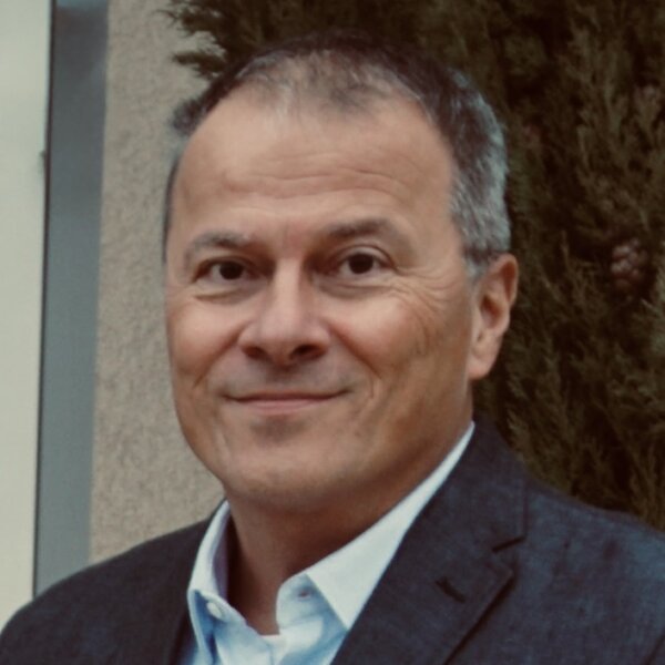 Offizielles Portrait von Lucas Wolf, Geschäftsführer der Otto Wolf GmbH & Co. KG. Er steht für die Verbindung aus 125-jähriger Handwerkstradition und konsequenter Modernisierung. Unter seiner Leitung treibt das Unternehmen Themen wie Digitalisierung (BIM), Arbeitssicherheit und logistische Effizienz im Enzkreis voran. Er ist der Garant für die Werte des Familienunternehmens.