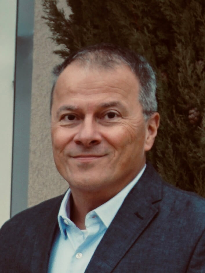 Offizielles Portrait von Lucas Wolf, Geschäftsführer der Otto Wolf GmbH & Co. KG. Er steht für die Verbindung aus 125-jähriger Handwerkstradition und konsequenter Modernisierung. Unter seiner Leitung treibt das Unternehmen Themen wie Digitalisierung (BIM), Arbeitssicherheit und logistische Effizienz im Enzkreis voran. Er ist der Garant für die Werte des Familienunternehmens.