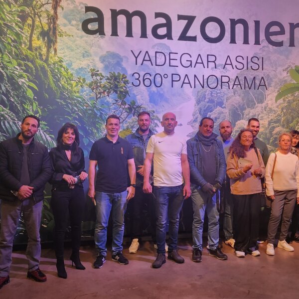 Team von Otto Wolf Gerüstbau vor dem 360°-Panorama AMAZONIEN im Gasometer Pforzheim – Betriebsausflug zum kulturellen Highlight der Goldstadt