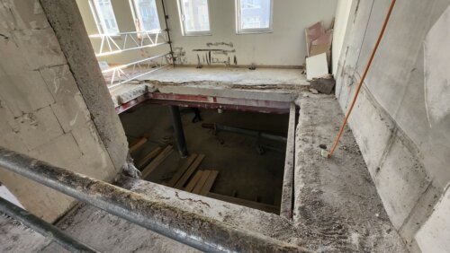 Deckendurchbruch in Rohbau für vertikalen Transport
