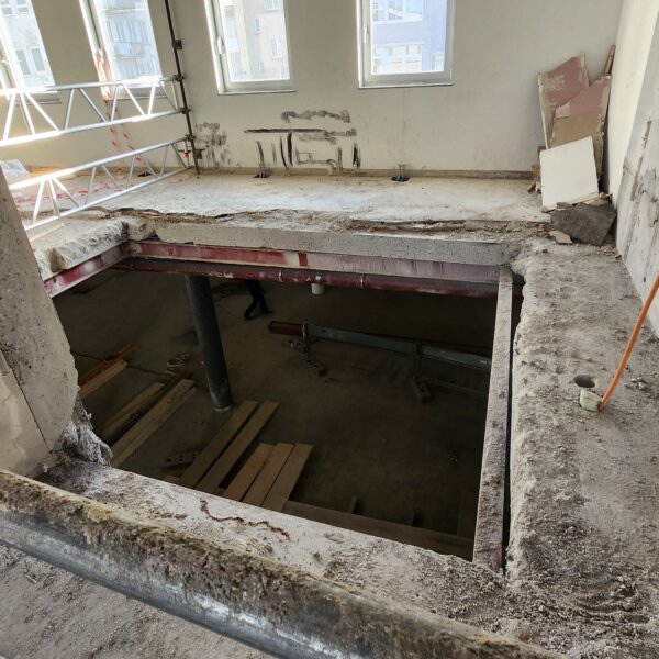 Deckendurchbruch in Rohbau für vertikalen Transport