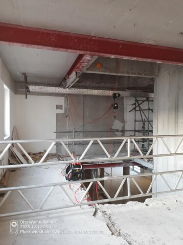 Einschienenlaufwerk an Deckenträger montiert für Materialtransport