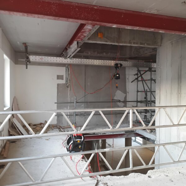 Einschienenlaufwerk an Deckenträger montiert für Materialtransport