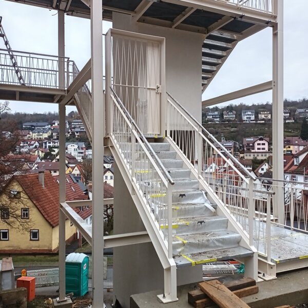 Fertiggestellte weiße Fluchttreppe Bürgerhaus Ersingen Faas Edelstahl