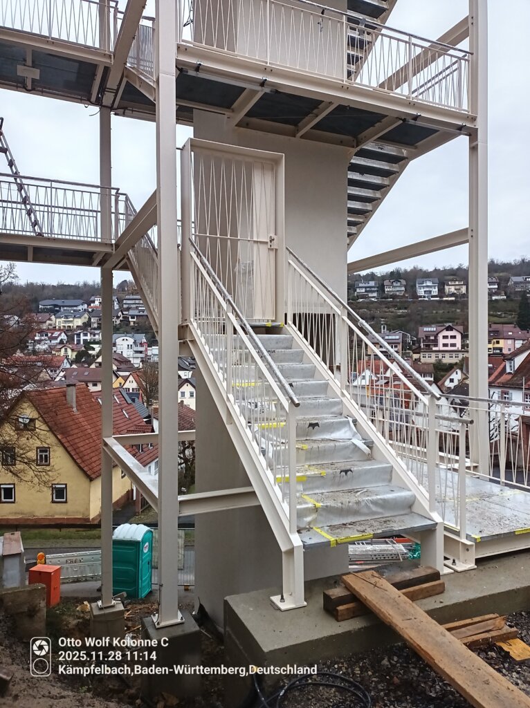 Fertiggestellte weiße Fluchttreppe Bürgerhaus Ersingen Faas Edelstahl