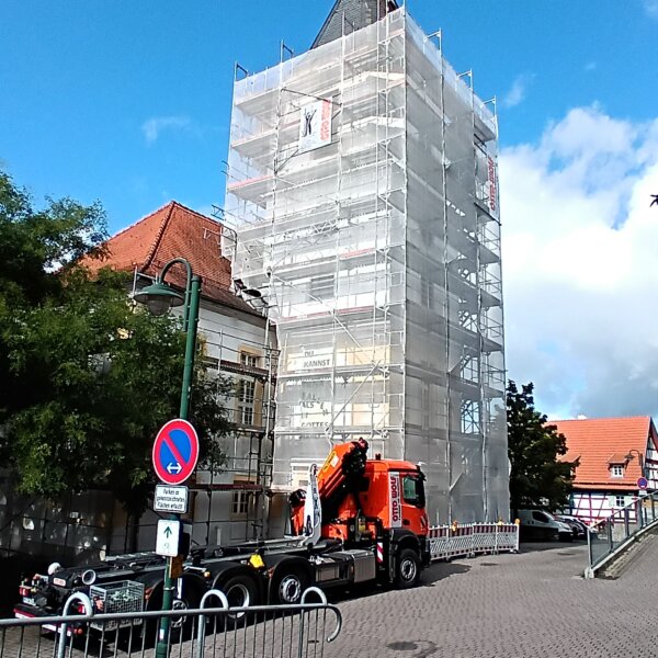 Fertiges Kirchturmgerüst mit 28t LKW Abroller Otto Wolf