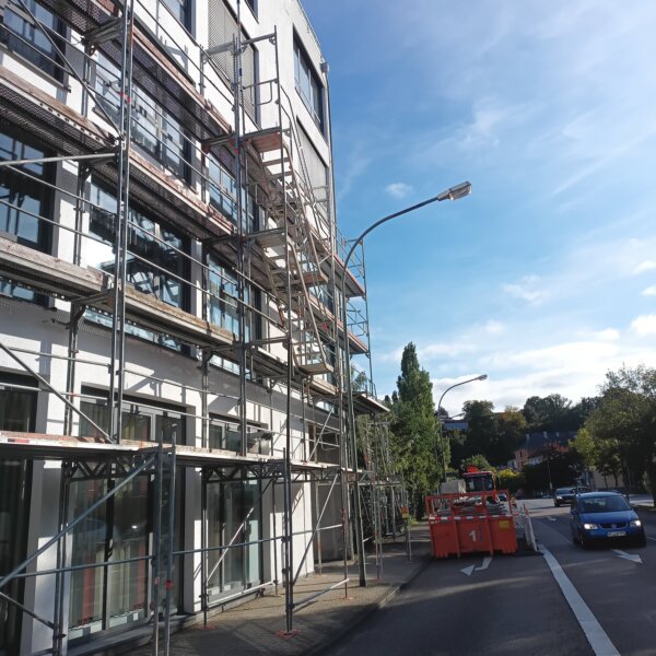 Baustelleneinrichtung Gerüstbau Pforzheim mit LKW Container