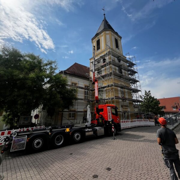 Seitenansicht Gerüstkonstruktion Kirche während Montage