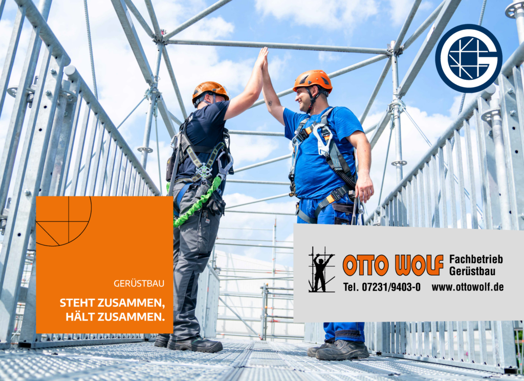 Zwei Otto Wolf Gerüstbauer geben sich High-Five auf einem Gerüststeg – Symbolbild für Teamgeist und Zusammenhalt.