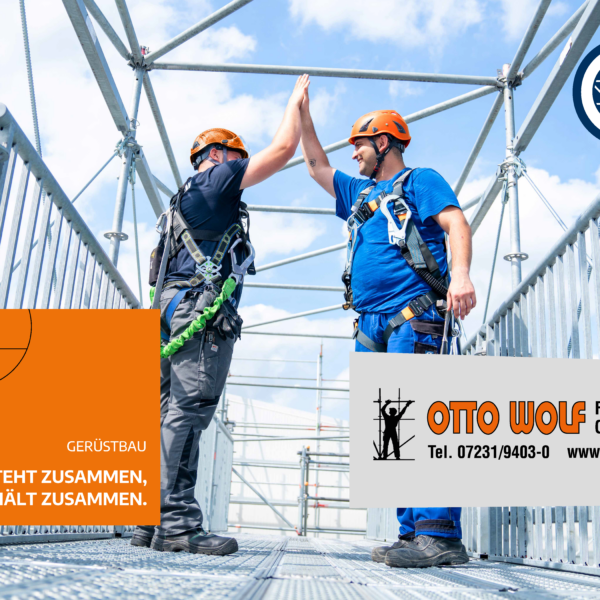 Zwei Otto Wolf Gerüstbauer geben sich High-Five auf einem Gerüststeg – Symbolbild für Teamgeist und Zusammenhalt.