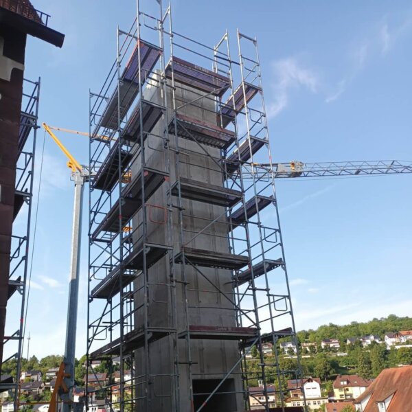 Aufbau Modulgerüst am Beton-Treppenturm Bürgerhaus Ersingen Baustelle