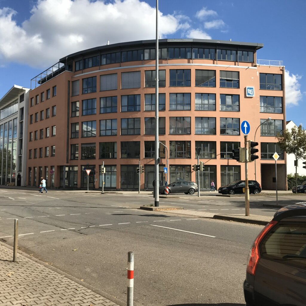 Geschäftshaus Habermehlstraße Pforzheim runde Fassade ohne Gerüst