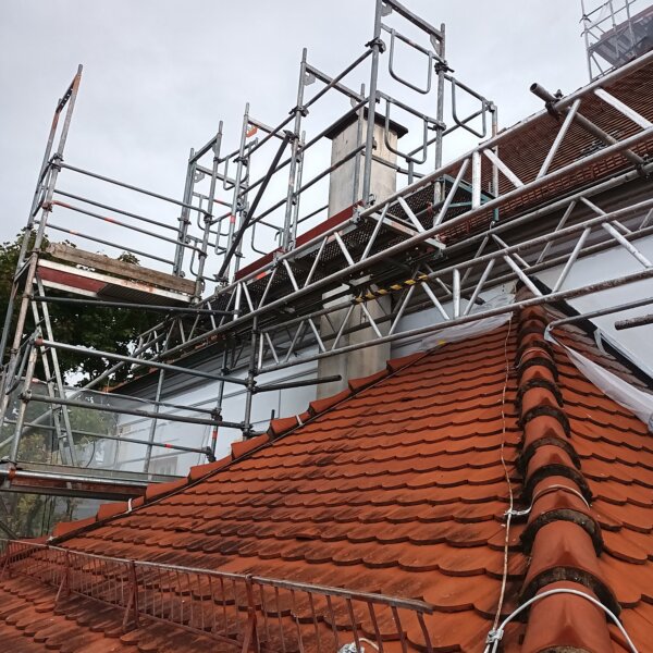 Freitragende Gerüstüberbrückung über Kirchendach