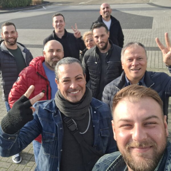 Glückliche Mitarbeiter von Otto Wolf Gerüstbau privat in Zivil – Starker Zusammenhalt und positives Betriebsklima auch nach Feierabend