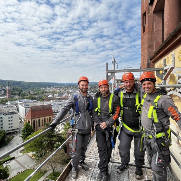 Gerüstbau-Team von Otto Wolf auf dem Gerüst am Bezirksamtsturm Pforzheim – Fachkräfte für sicheren Höhenzugang