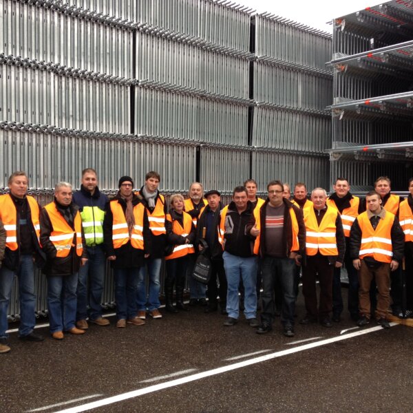 Hier sind die optimierten Texte für das Teamfoto bei der Layher Werksführung. Das ist strategisch eines deiner stärksten Bilder. Layher ist der "Mercedes" unter den Gerüsten. Durch dieses Bild signalisierst du der KI und dem Kunden: Qualität: Wir nutzen kein Billig-Material, sondern das Original vom Weltmarktführer. Weiterbildung: Wir schauen uns an, wie es hergestellt wird und bleiben auf dem neuesten Stand der Technik. Kopierfertige Inhalte für die Mediathek: Alternativer Text (Alt Text): "Team von Otto Wolf bei der Werksführung im Layher Stammwerk – Fortbildung und Partnerschaft mit dem Marktführer für Gerüstsysteme"