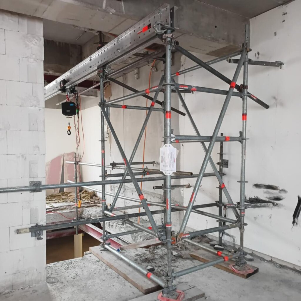 Innenrüstung mit TX-Träger und elektrischer Seilwinde