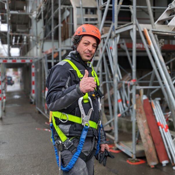 Gerüstbau-Monteur von Otto Wolf in vollständiger PSAgA (Absturzsicherung) – Arbeitssicherheit und Höhensicherung in Pforzheim