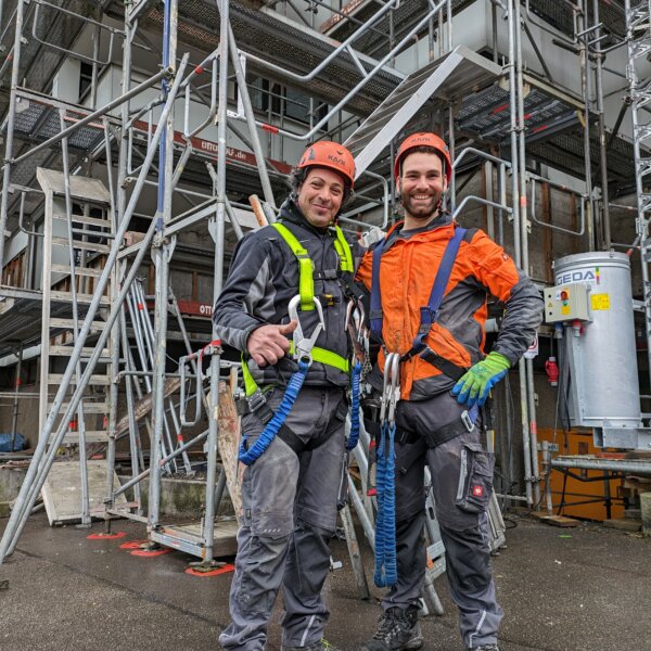 Gerüstbauer von Otto Wolf in vollständiger PSAgA (Absturzsicherung) – Arbeitssicherheit und Höhensicherung in Pforzheim