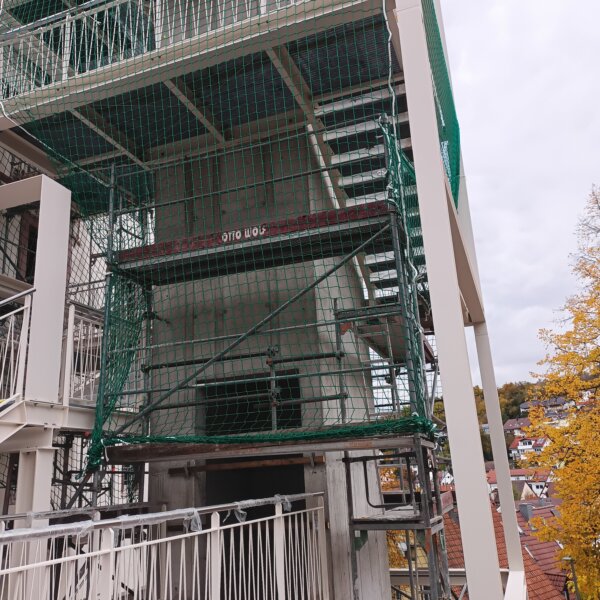 Stahlbau-Montage Fluchttreppe Faas Edelstahl mit Schutznetz Gerüstbau