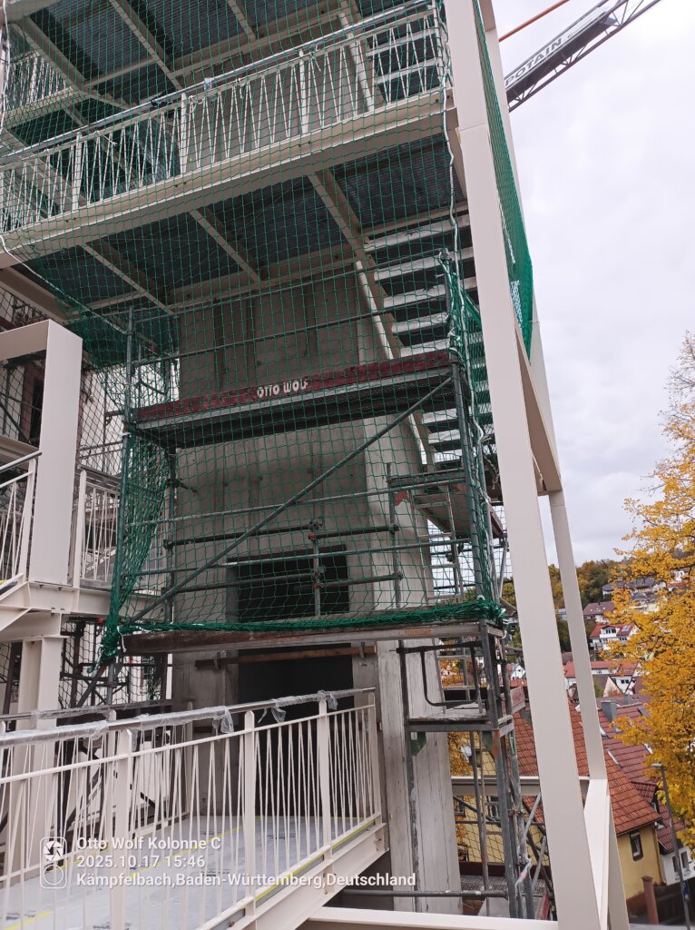 Stahlbau-Montage Fluchttreppe Faas Edelstahl mit Schutznetz Gerüstbau