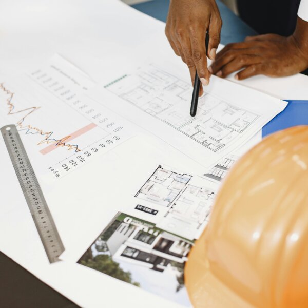 "Bauplan und Schutzhelm – Symbol für professionelle Beratung bei der Gerüst- und Baugeräte-Vermietung von Otto Wolf Pforzheim"