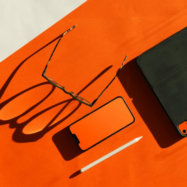 Büroschreibtisch mit Tablet und Brille – Symbol für digitale Bauplanung und Beratung bei Otto Wolf Gerüstbau Pforzheim